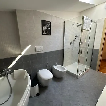 Airport House شقة